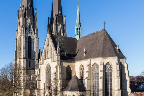 Kirche mit zwei hohen Türmen