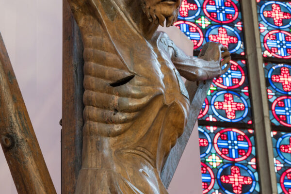 Gekreuzigter Jesus mit Dornenkranz als Holzskluptur
