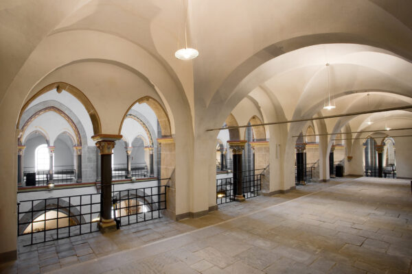Zweite Etage einer Kirche mit freier Fläche und Blick auf den Altar, mit Säulen gestützte Bögen