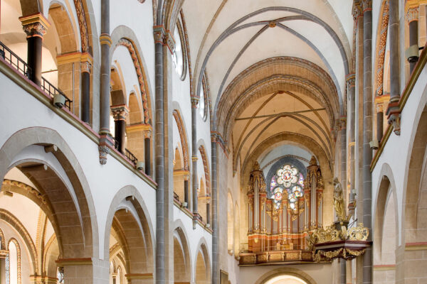 Kirchenschiff mit hoher Decke zwei Etagen und Bogen zwischen den Säulen