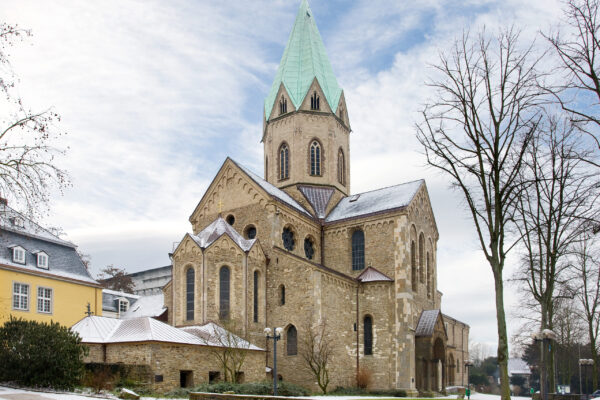 Kirche im Winter mit annähernd Quadratischer Form und großen und breiten Kirchenturm