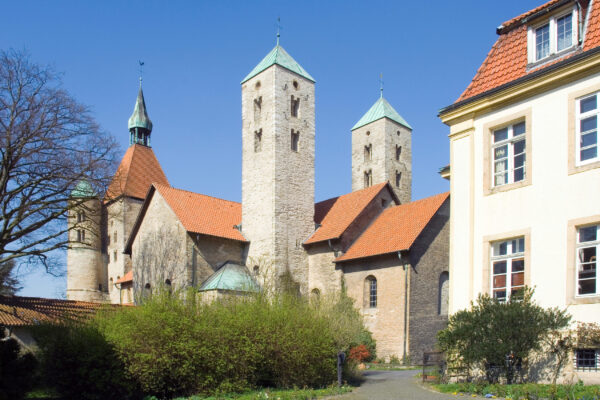 Kirche mit zwei hohen Türmen