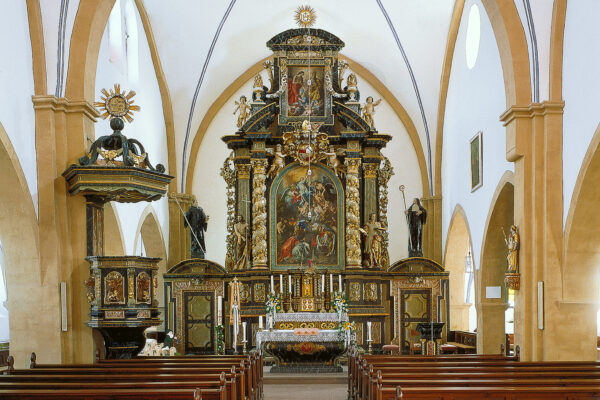 Schrein mit Bild in der Mitte und kunstvoller feiner Ausarbeitung