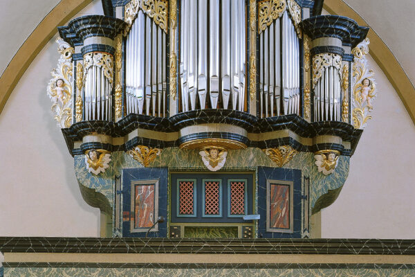 Orgel eines Klosters in Halbkreisen angeordnet