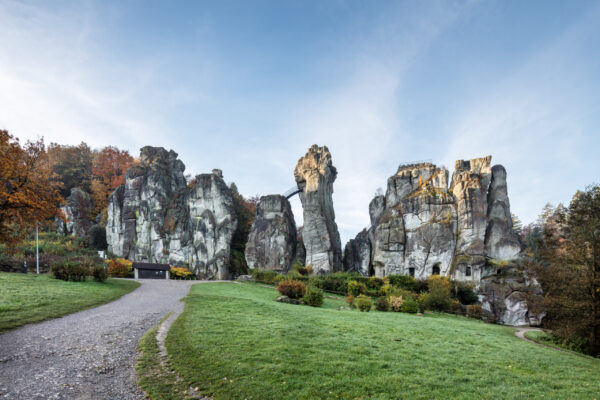 Überfürhrung mit Brücken von verschiedenen Felsen zueinander
