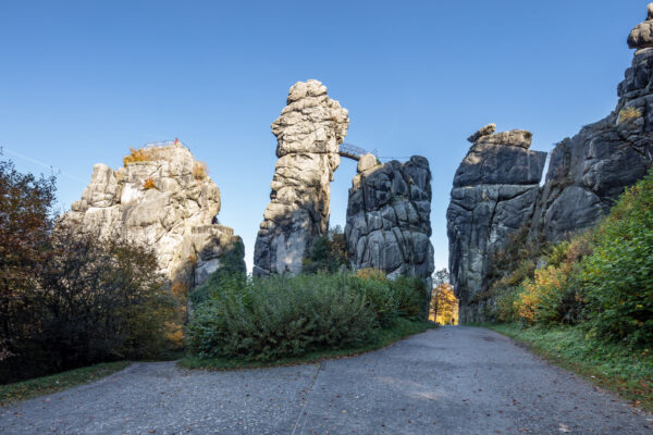 Überführung von Verschiedenen Großen Felsen zueienander in der Natur