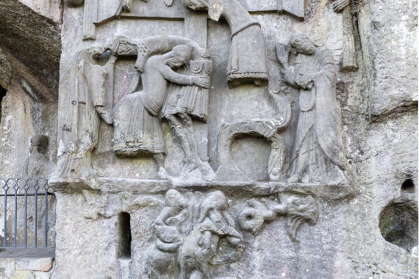 Steinbild in Felsen mit Kreuzigungsdarstellung