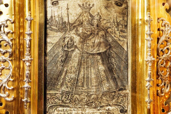Bild einer Heiligen in goldenem Rahmen