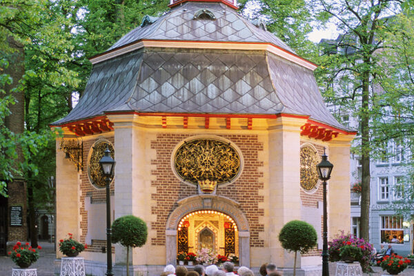 Aussenansicht einer Kapelle bei einer Veranstaltung, Kapelle mit goldenen Abbildungen verziert und einem runden Dach