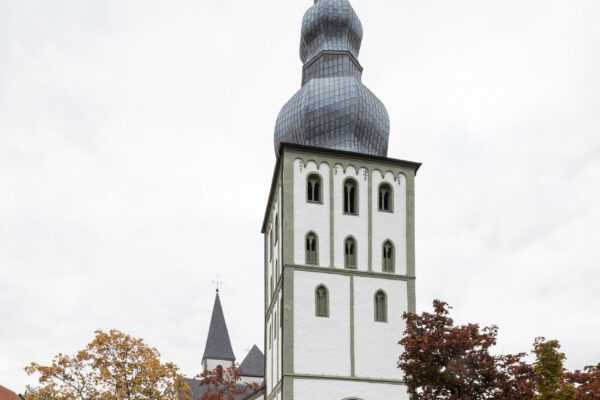 Großer Turm mit Ovalförmigen Dach mehreren kleinen Fenstern