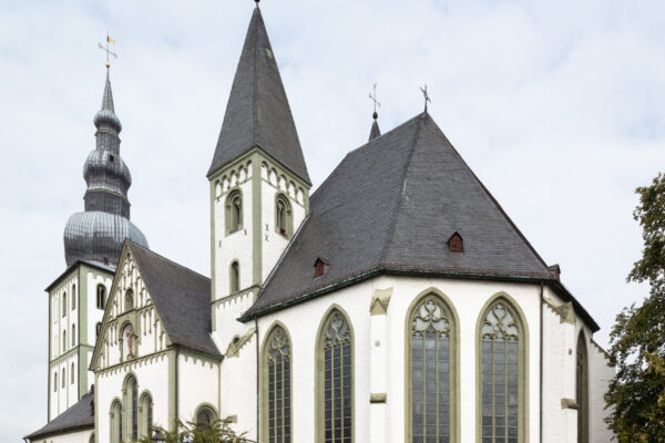 Kirche von Aussen mit klassischem Stil und zwei unterschiedlich konstruierten Türmen