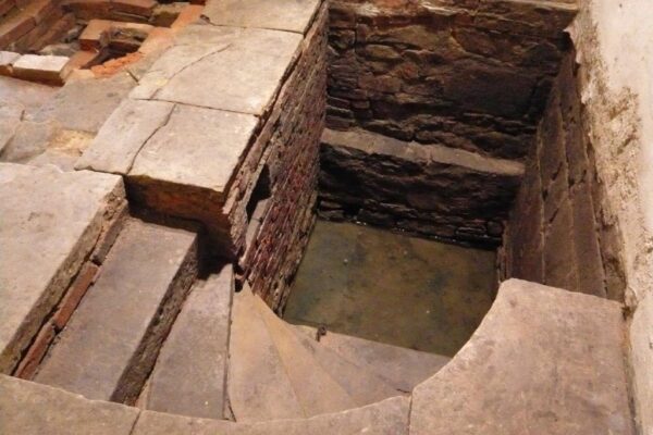 Treppen hinunterführend in ehamlige Kammer