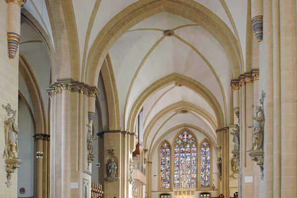 Altar einer großen Kirche mit sehr hoher Decke und in den Ecken an den Säulen mit kunstvoll inzinierten Heiligen