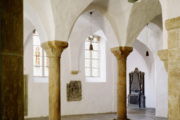 Vorraum einer Kirche mit alten Säulen und alten Bodensteinen
