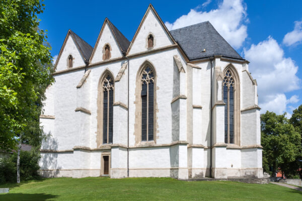 Kirche Vollansicht von Aussen hohe Fenster drei Einbuchtungen im Fenster für Fenster