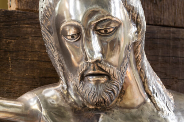 Jesusdarstellung mit leidenvollen Gesicht mit Fokus auf dem Gesicht vermutlich aus Silber
