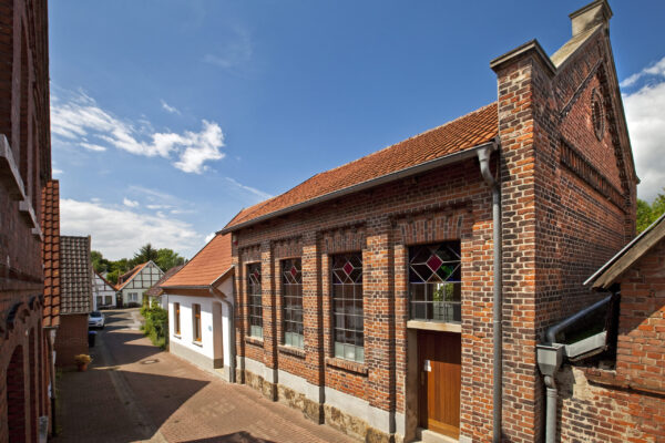 vorne die Alte Synagoge Petershagen, dahinter die ehemalige Jüdische Schule