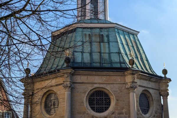 Kapelle mit rundem Dach und mehreren Sternen versehen