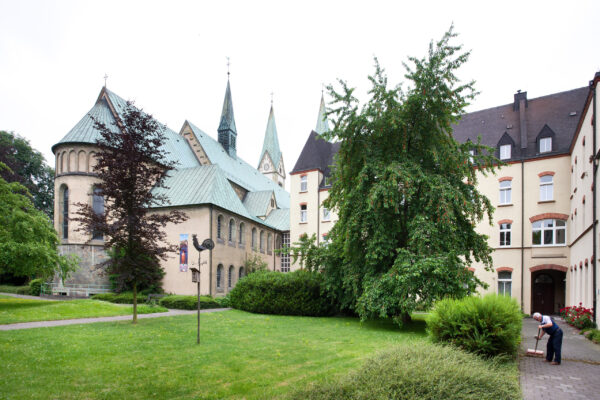 Kirchenkomplex von Hinterseite mit Kirchenschiff im Vordergrund im Hintergrund die beiden hochragenden Türme