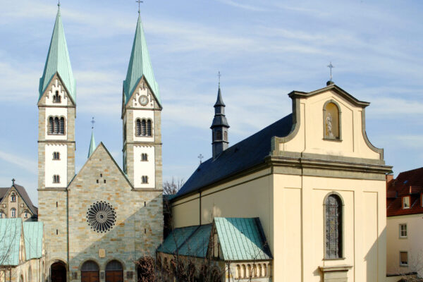 Großer Kirchenkomplex mit zwei gleichgroßen herrausragenden Türmen
