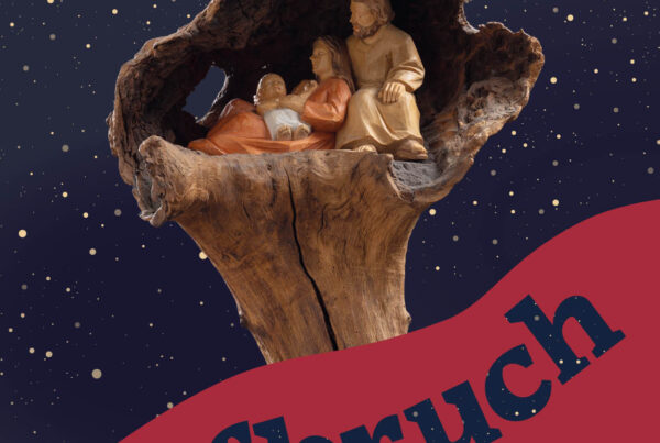 Maria und Josef mit dem kleinen Jesus in einer Höhle aus Holz vor einem Sternenhimmel und dem Titel der Ausstellung Aufbruch